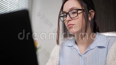 女孩吹鼻子。 漂亮的女人在手提电脑上工作，打电话，用手帕打鼻子，脏兮兮的